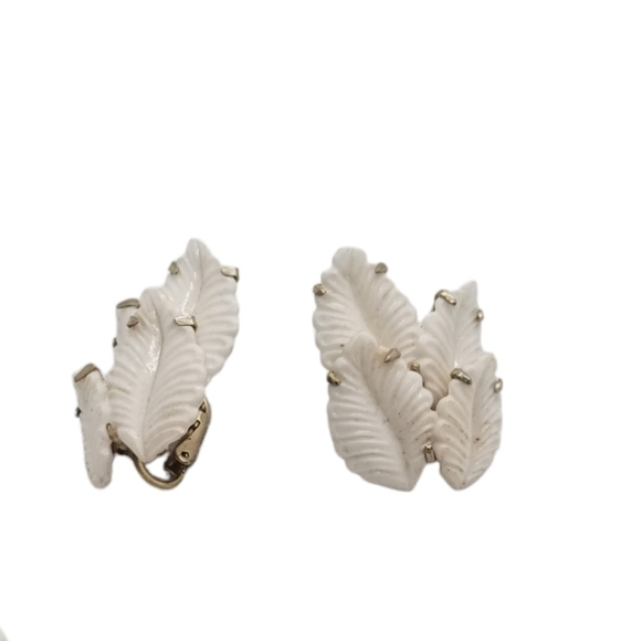VINTAGE 1950s WHITE THERMOSET LEAF DESIGN BRACELET & CLIP ON EARRINGS SET - Picture 4 of 5